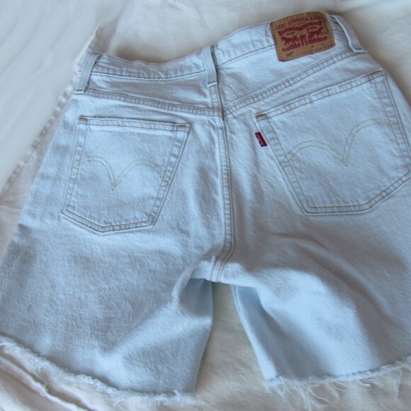 Levi's 501 Women W28 Button Fly Frayed Hem Jean Shorts,Light Blue - Picture 3 of 6